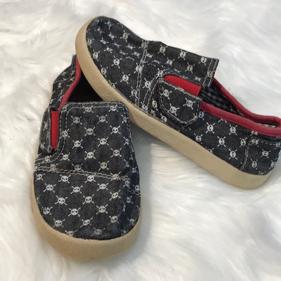 Toms Other - Toms kids skull & crossbones shoes size 10